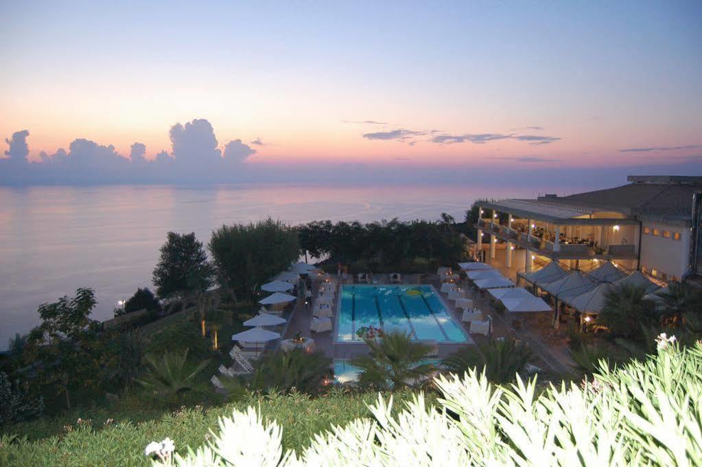 Villaggio Albergo Belmonte เบลมอนเตกาลาโบร ภายนอก รูปภาพ